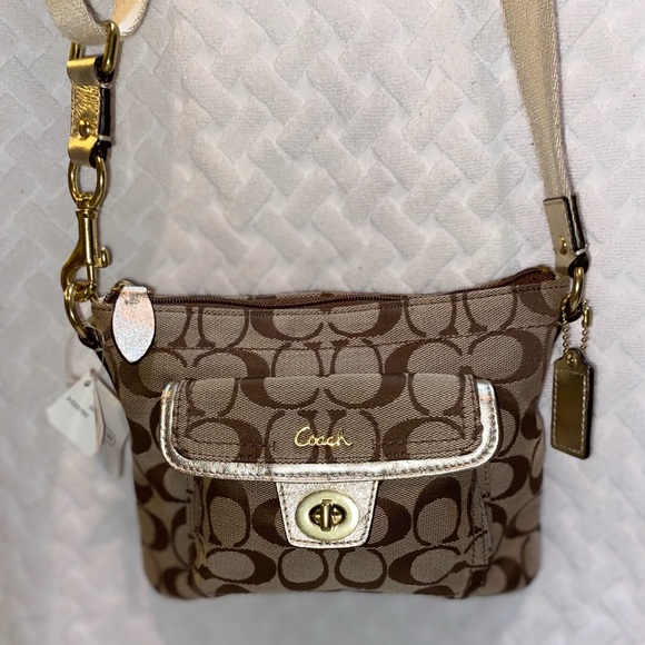 Coach Handbags - 💕Coach | Signature Pocket Swingpack